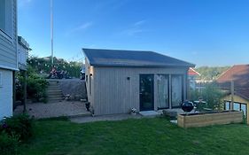 Mysigt attefallshus med närhet till stad och hav